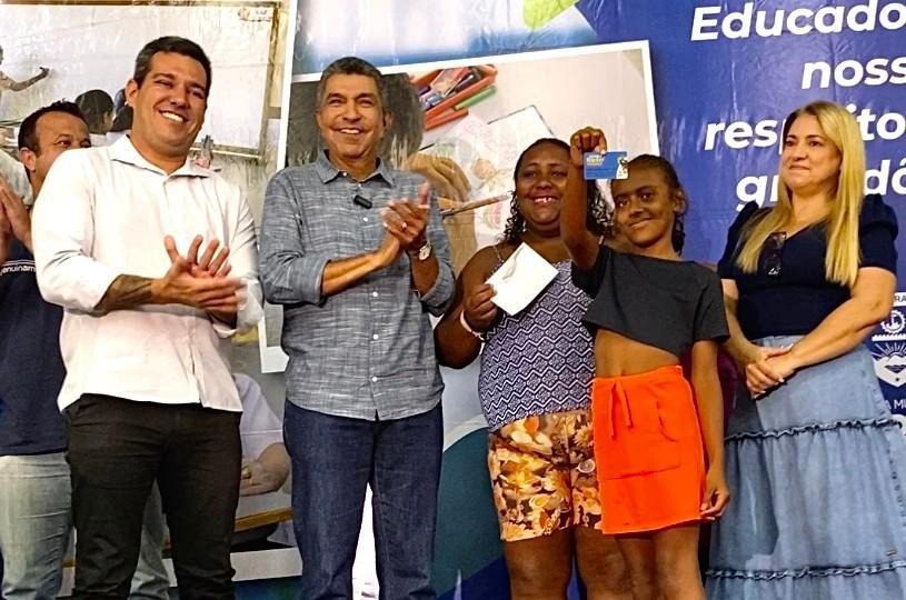 Estudantes municipais recebem o cartão Serra Nutri Férias