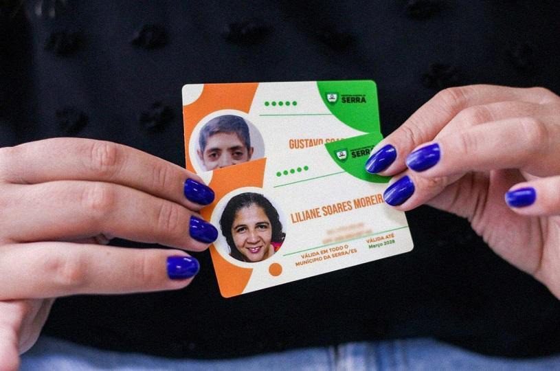 Nesta terça-feira (11) sai o primeiro lote dos cartões para cuidadoras de pessoas com deficiência