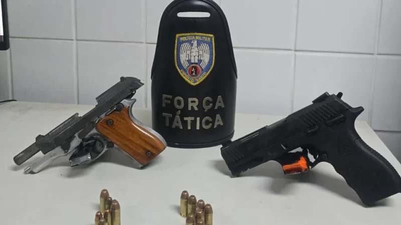 PM apreende armas de fogo e drogas na Serra