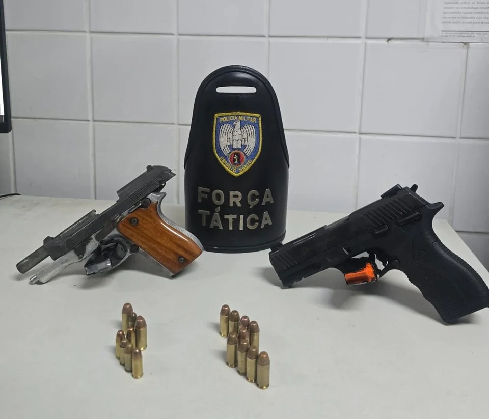 PM apreende armas de fogo e drogas na Serra