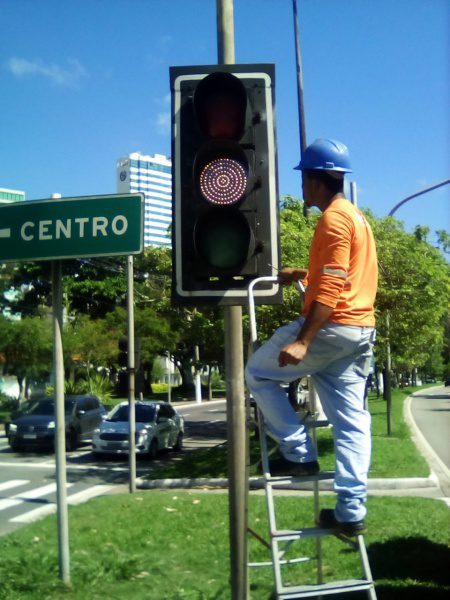 Semáforos com lâmpadas de led são instalados na Capital