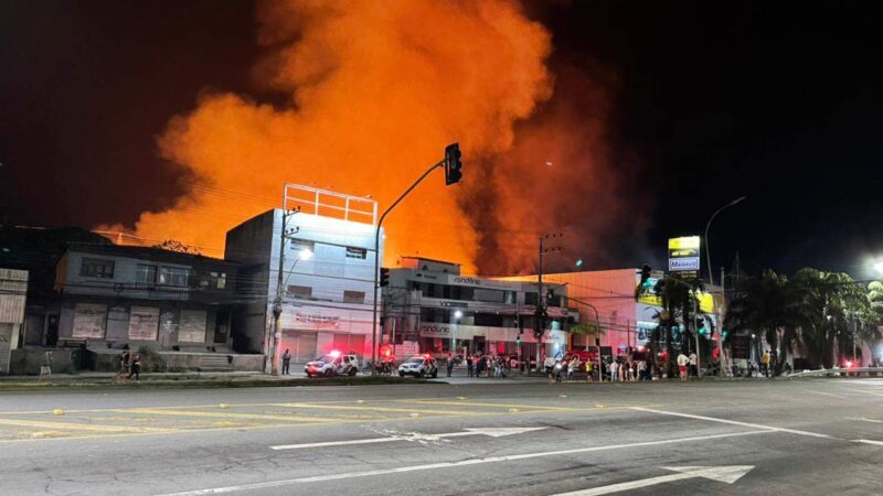 Prefeitura atua para minimizar impactos de um grande incêndio ocorrido em uma madeireira