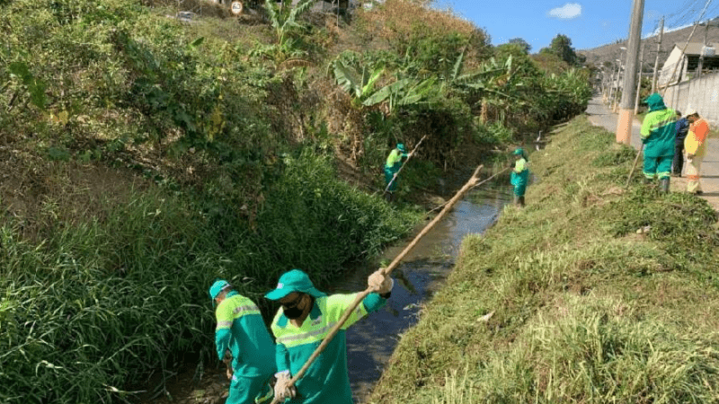 Secretaria de Serviços realiza ação de limpeza de córregos, canais e valões