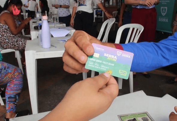 Serra entrega Cartão Social no CRAS do município
