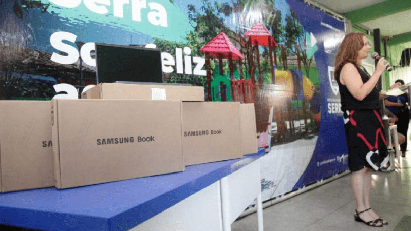 Serra: Notebooks modernos são entregues aos professores da Rede Municipal
