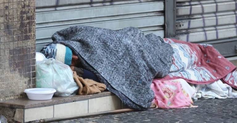 Assistência Social da Serra faz abordagem e distribui cobertores para pessoas em situação de rua