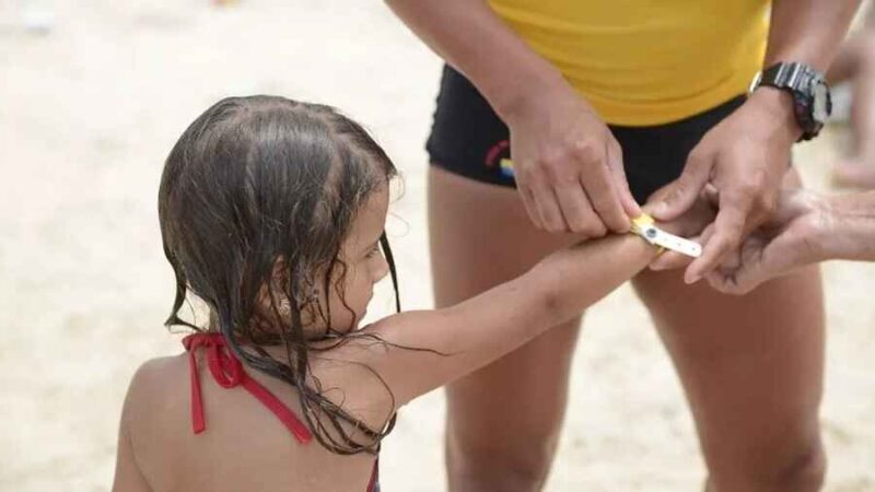 Mais de 400 crianças receberam pulseiras de identificação nas praias do município