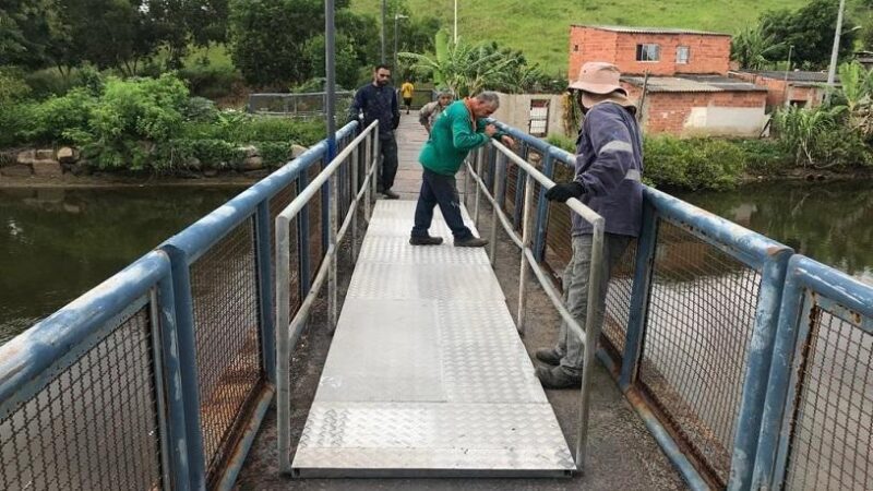 Passarela sobre o rio Jacaraípe está sendo revitalizada com novo piso e guarda-corpos