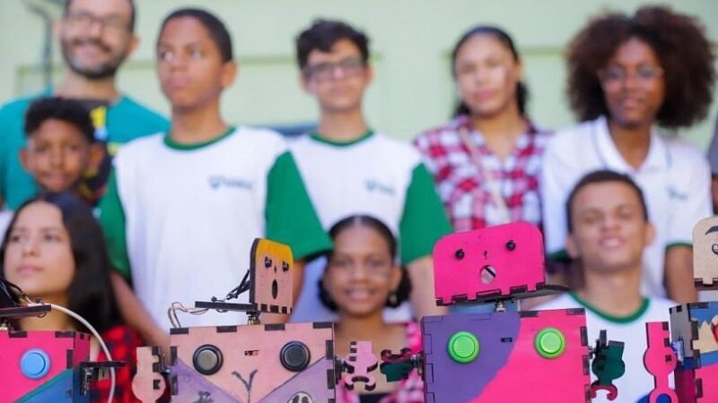 Robôs criados por estudantes da rede municipal são apresentados em evento educacional