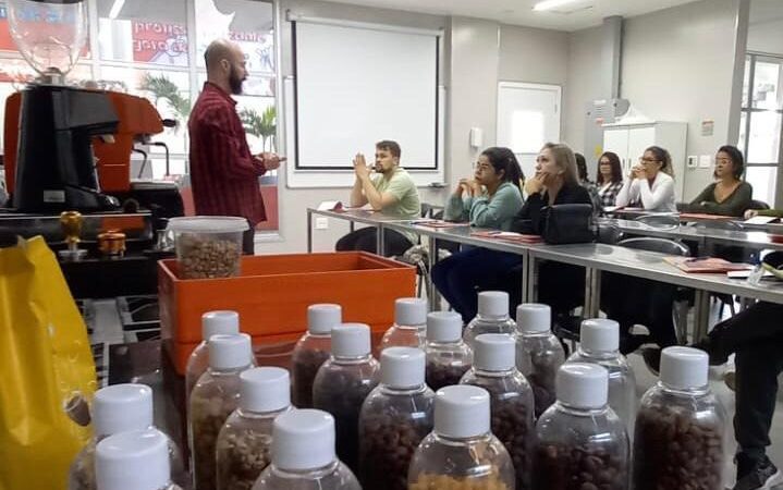 Comunidade da Serra se capacita no Curso de Barista para aprimorar habilidades com o café
