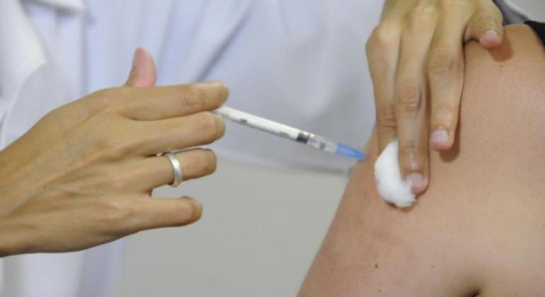 Vacinação sem agendamento contra covid-19 e gripe neste final de semana
