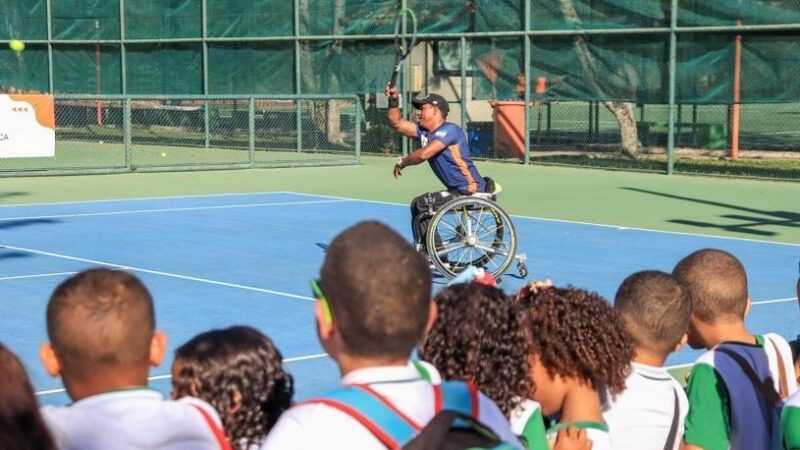 Alunos da EMEF Carla Patrícia aprendem sobre a história de atletas de tênis em cadeira de rodas