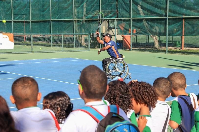 Alunos da EMEF Carla Patrícia aprendem sobre a história de atletas de tênis em cadeira de rodas