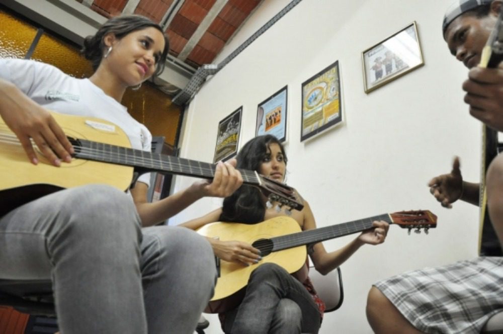 Inscrições disponíveis para curso de violão gratuito para crianças e adolescentes na Serra