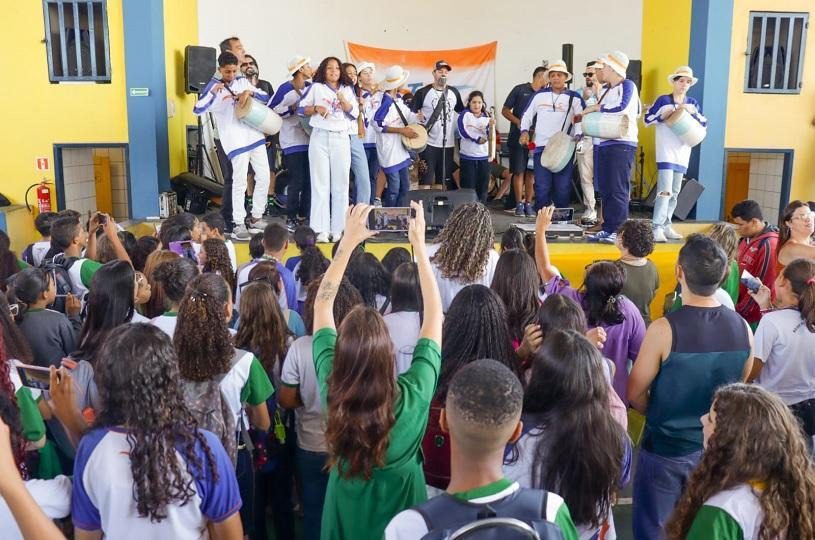 Escola realiza manhã de shows inclusivos com Casaca e Banda de Congo Escolar Toque Especial Serrana