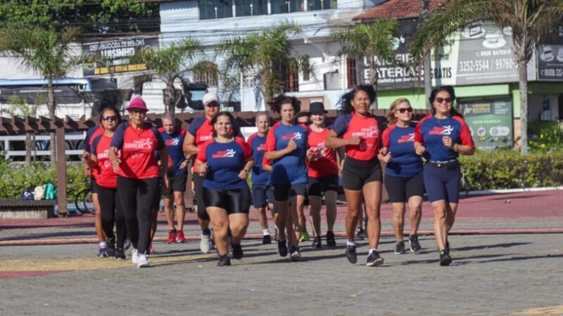 Grupo de corredores da Serra, todos acima dos 60, enfrenta uma nova corrida de rua