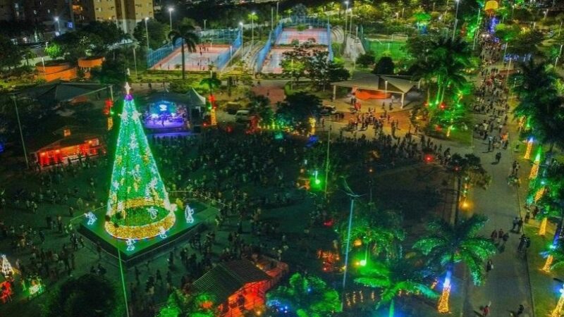 Serra se Ilumina para o Natal com Árvores Gigantes, Luzes e Vila do Papai Noel