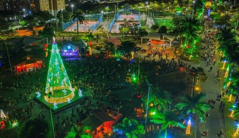 Serra se Ilumina para o Natal com Árvores Gigantes, Luzes e Vila do Papai Noel