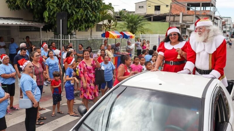 Famílias do Jardim Tropical Se Reúnem na Unidade de Saúde para Presenciar a Chegada do Papai Noel