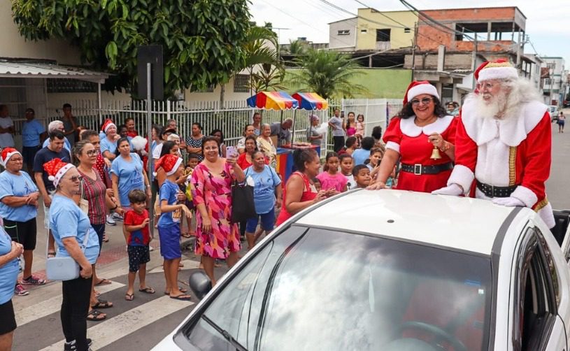 Famílias do Jardim Tropical Se Reúnem na Unidade de Saúde para Presenciar a Chegada do Papai Noel