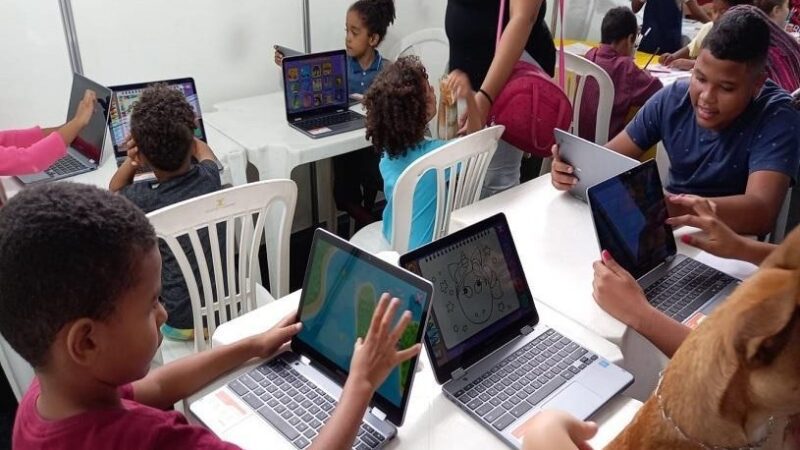 Educação e diversão: Crianças de Balneário de Carapebus recebem Chromebooks e contação de histórias no Serra + Cidadã