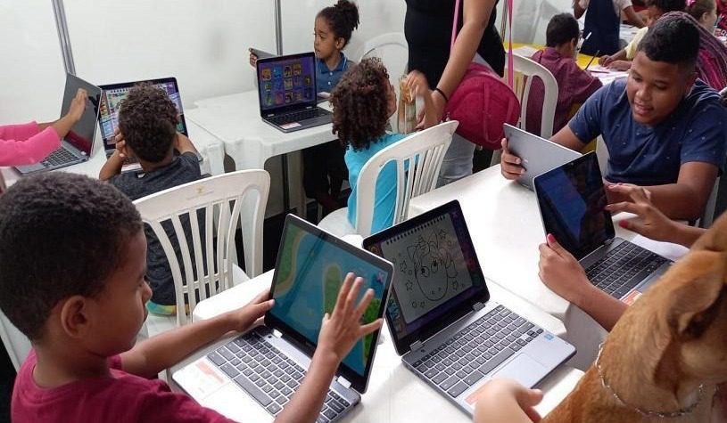 Educação e diversão: Crianças de Balneário de Carapebus recebem Chromebooks e contação de histórias no Serra + Cidadã