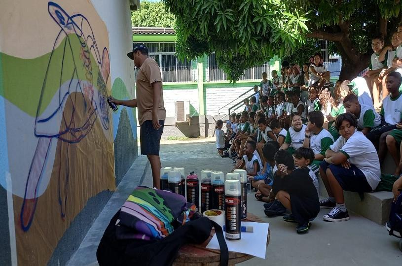 Emef são diogo recebe grafite do artista urbano nico em atividade artirracista