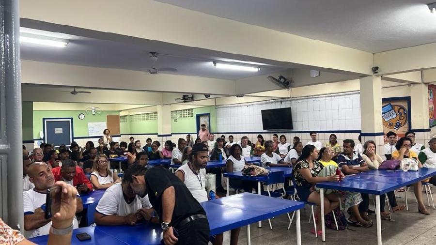 Clube de leitura da eja na emef aureníria pimentel recebe visita de estudantes e escritores de vitória