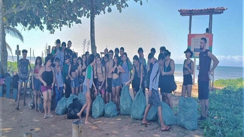 Campanha praia limpa mobiliza adolescentes pela preservação da praia de jacaraípe