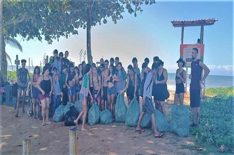 Campanha praia limpa mobiliza adolescentes pela preservação da praia de jacaraípe