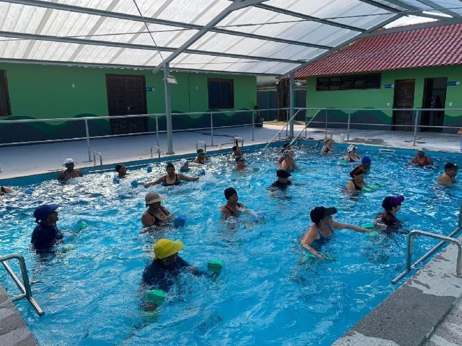 Valorizando a vida: Idosos do SCFV participam de tarde de hidroginástica