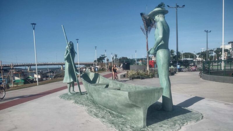 Nova Almeida Recebe Escultura de Tião Fonseca sobre Pesca Ribeirinha