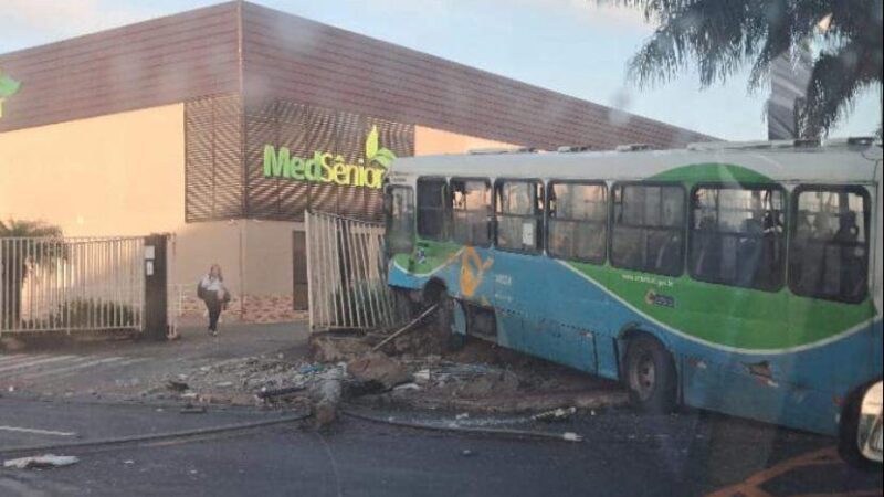 Ônibus perde controle derruba poste e atinge Unidade de Saúde na Serra