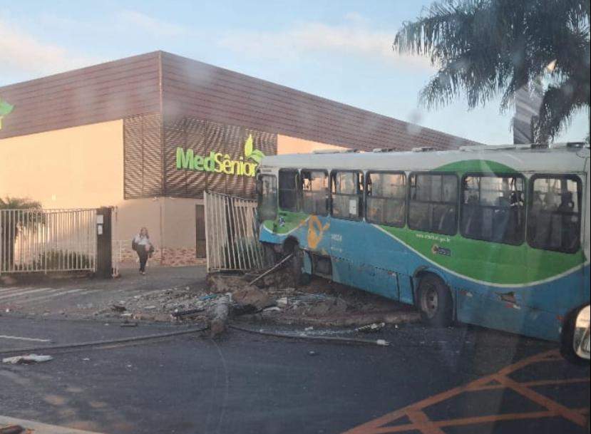 Ônibus perde controle derruba poste e atinge Unidade de Saúde na Serra